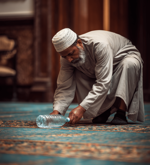 u5225836318 Muslim man picks up a fallen little water bottle d704a62b adf0 4246 a964 6a2f13145579 0